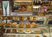 Confcommercio di Pesaro e Urbino - Mani che impastano: Mariella Mosca la protagonista di #conforzaecoraggio  - Pesaro
